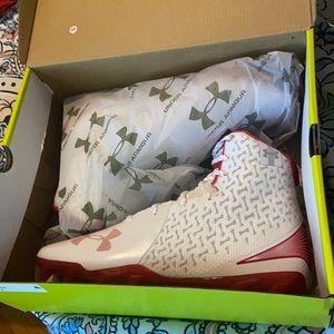 I have a pair of 9.5 women’s lacrosse cleats that have never been worn.